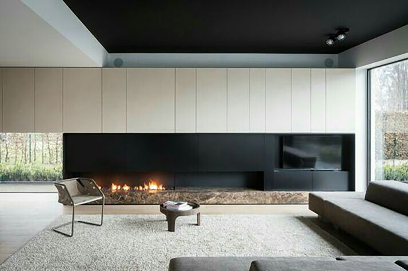 Linear gas fireplace with niche